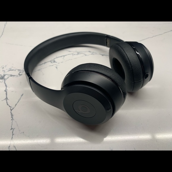 All Black Solo 3 Wireless Beats Headphones - Picture 3 of 8